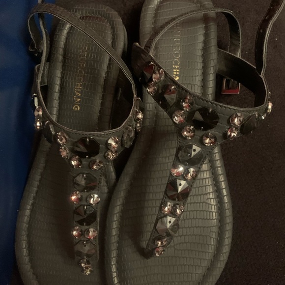 Arturo Chiang Black Sandals - Picture 1 of 3